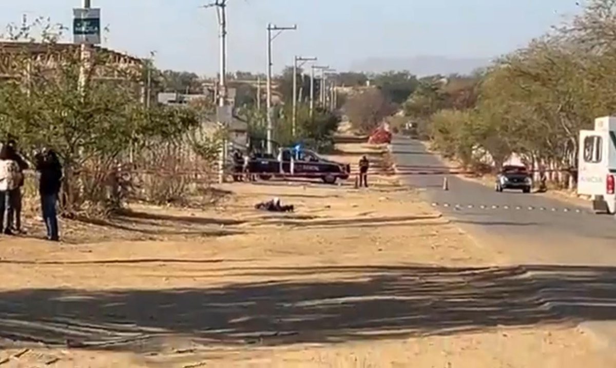 MLS_censura's tweet image. Ejecutan a una persona en camino a San Raymundo Jalpan, a unos metros de la terminal de autobuses del #CRIT Mientras @salomonj y el #TecoRomero presumen que Oaxaca es de los estados más seguros, pero en la entidad todos los días hay ejecutados. @VitoArturo @csalinasfoto 📸#RRSS