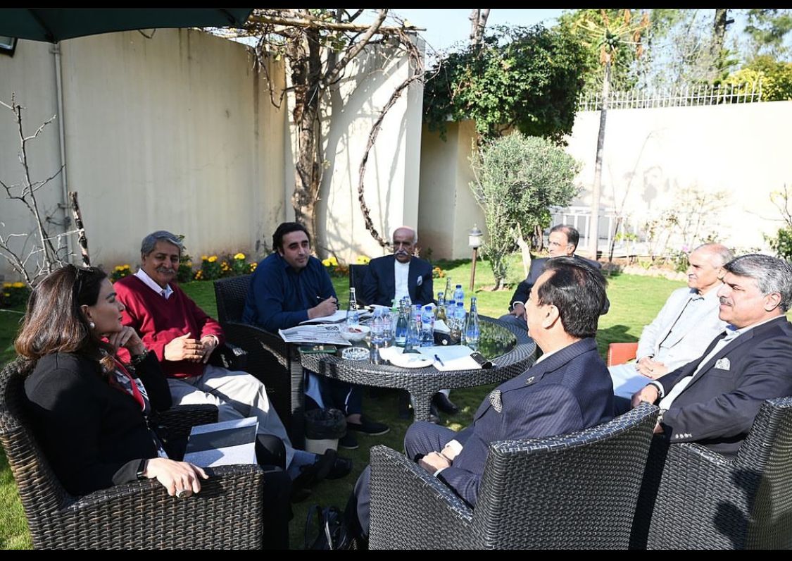 اسلام آباد: چیئرمین پاکستان پیپلز پارٹی بلاول بھٹو زرداری سے صدارتی مہم کمیٹی کے اراکین کے ہمراہ ملاقات

سید یوسف رضا گیلانی،راجہ پرویز اشرف،سید خورشید شاہ،سید نوید قمر  شیری رحمان ، غلام مصطفیٰ شاہ، قمر زمان کائرہ موجود تھے۔
<a href="/BBhuttoZardari/">Bilawal Bhutto Zardari</a>