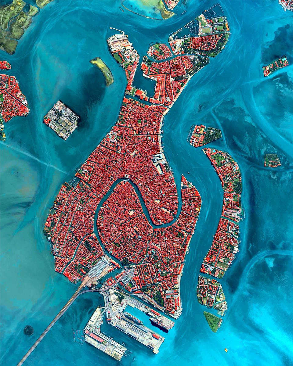 Thread of cities photographed from above 1. Venice, Italy 🇮🇹