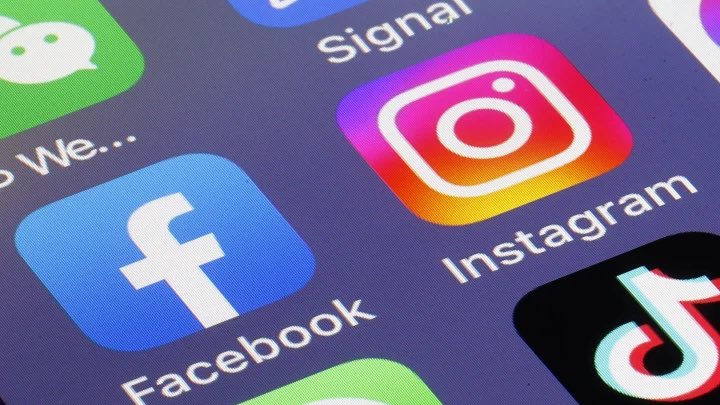Both Facebook and Instagram are currently down, and users are facing technical errors in the applications.