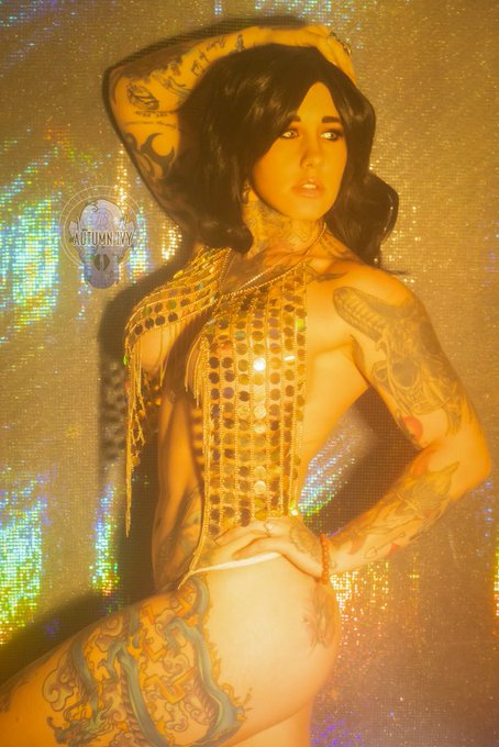 I would have made a t-urr-ible disco ball but felt so cool in this set too.  📸 Cam Rice https://t.co