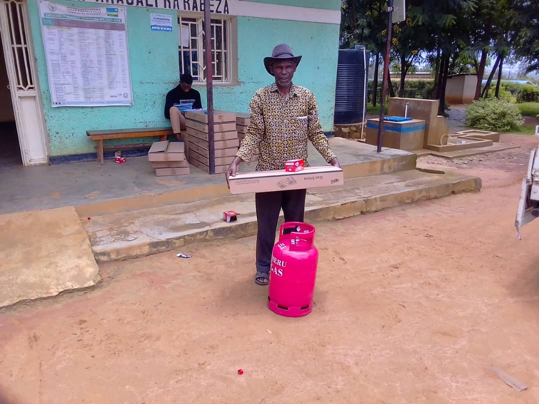 RilimaBugesera's tweet image. Hehe n'imyotsi! Imyotsi yabaye amateka Muri @RilimaBugesera k'ubufatanye na #EMINING_LTD abaturage bo mu Kagari ka #Kabeza bashyikirijwe Gas 91 baguze kuri nkunganire ya Leta, barashimira Leta y'u Rwanda yabasirimuye none bakaba batandukanye n'imyotsi
@MutabaziRich
@BugeseraDistr