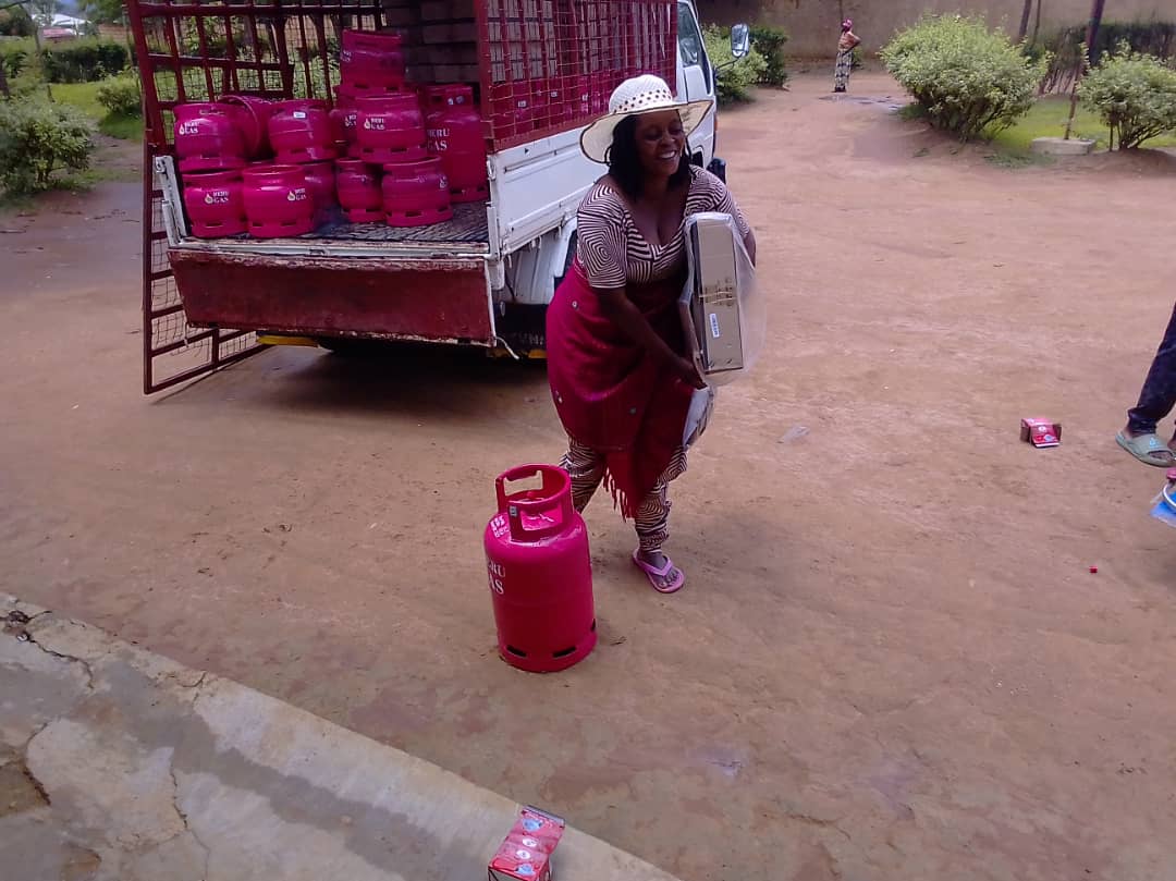 RilimaBugesera's tweet image. Hehe n'imyotsi! Imyotsi yabaye amateka Muri @RilimaBugesera k'ubufatanye na #EMINING_LTD abaturage bo mu Kagari ka #Kabeza bashyikirijwe Gas 91 baguze kuri nkunganire ya Leta, barashimira Leta y'u Rwanda yabasirimuye none bakaba batandukanye n'imyotsi
@MutabaziRich
@BugeseraDistr