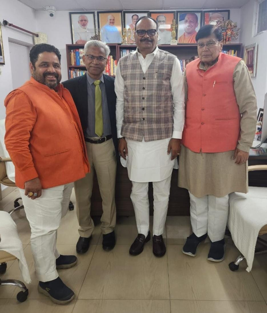 brajeshpathakup's tweet image. आज आवास पर प्रबन्धक डी०ए०वी० कॉलेज, लखनऊ श्री मनमोहन तिवारी  जी, प्राचार्य श्री राजीव त्रिपाठी जी, पूर्व छात्र संघ अध्यक्ष श्री सुनील कुमार मिश्रा जी से शिष्टाचार भेंटकर कुशलक्षेम जाना।