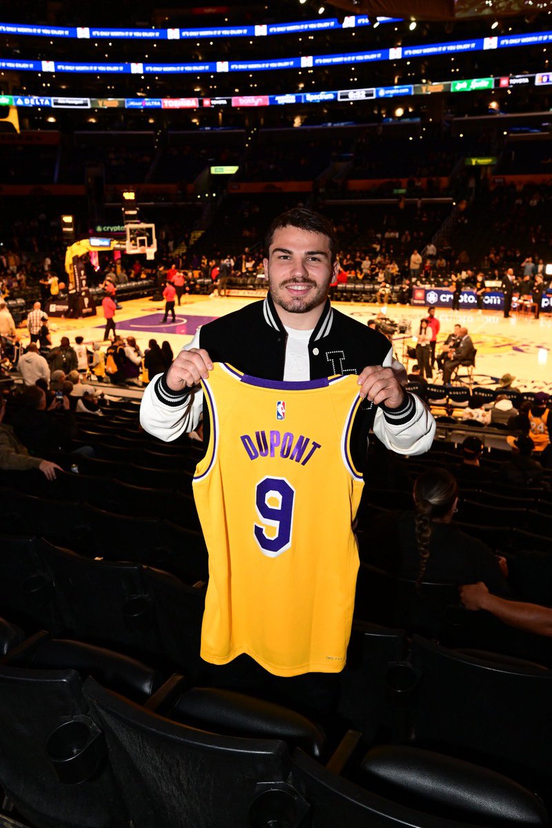 🏉🇫🇷 Antoine Dupont, récent vainqueur du tournoi @LASevensRugby avec @FranceRugby, était présent au match des @Lakers hier soir !