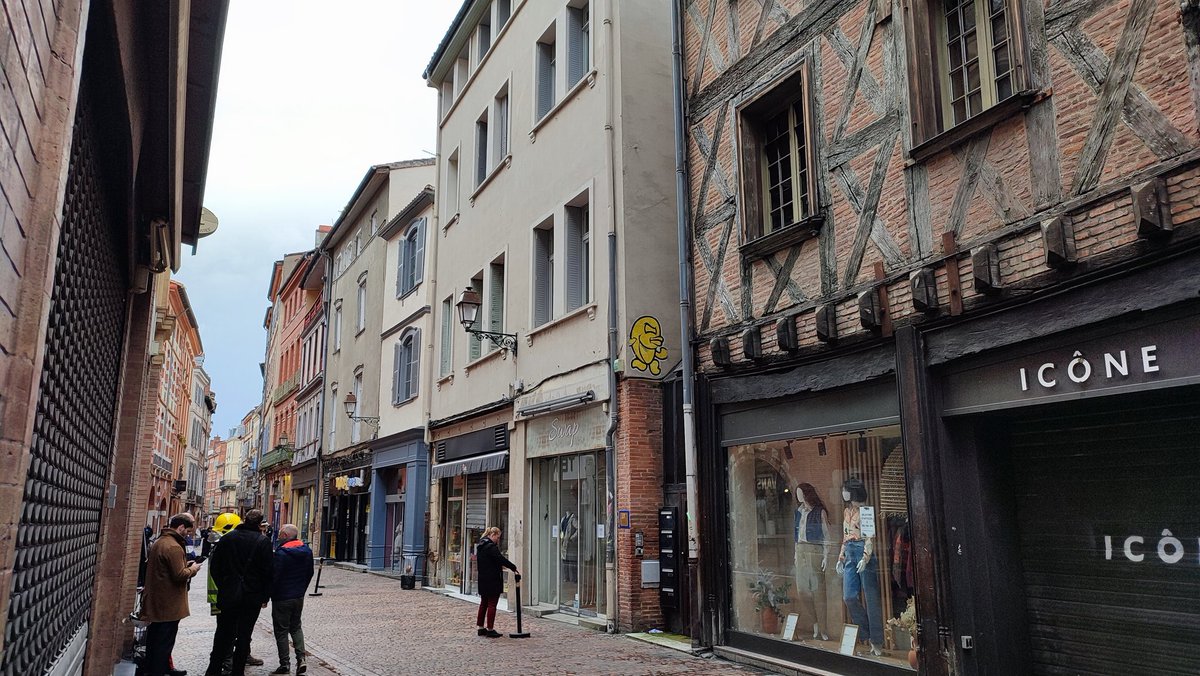 Risque d'effondrement d'un immeuble à #toulouse rue Saint Rome. Une fissure importante a été détectée et un arrêté va être pris pour interdire l'accès du bâtiment. 
Le quartier est bouclé le temps de l'intervention 
<a href="/sdis31officiel/">Sapeurs-pompiers 31</a>