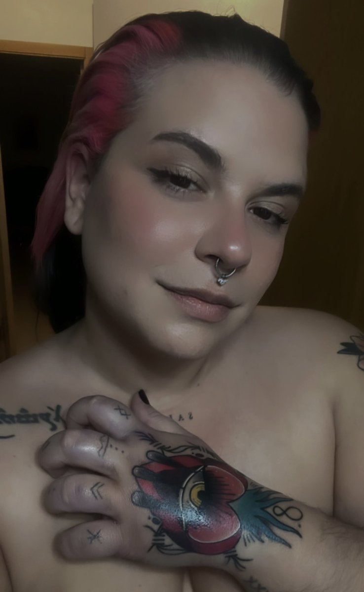 mimhefe's tweet photo. ayer me tatué la mano y estoy enamorada https://t.co/VBGAcAkPqD
