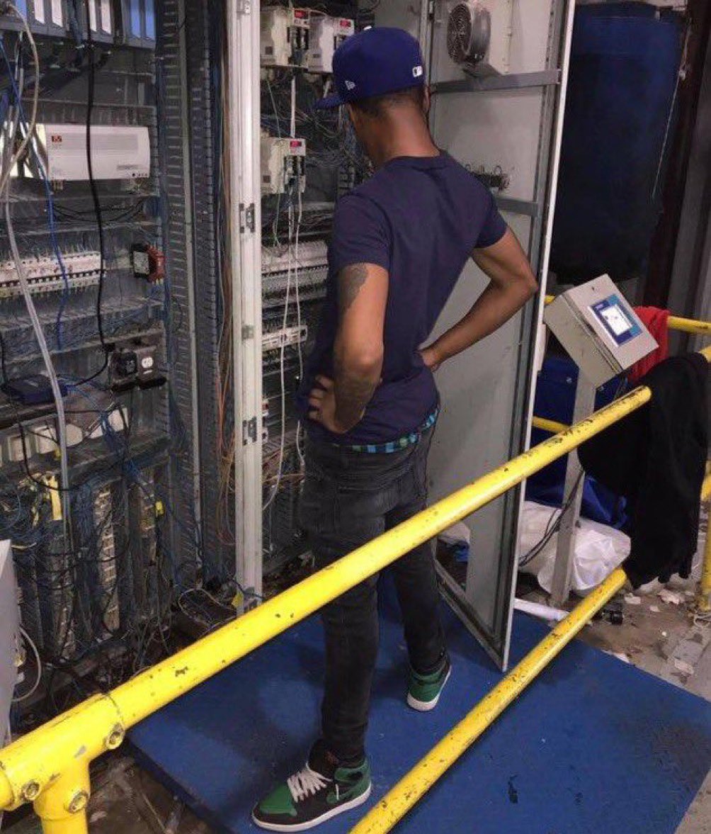 Engineers trying to fix the servers at Meta right now