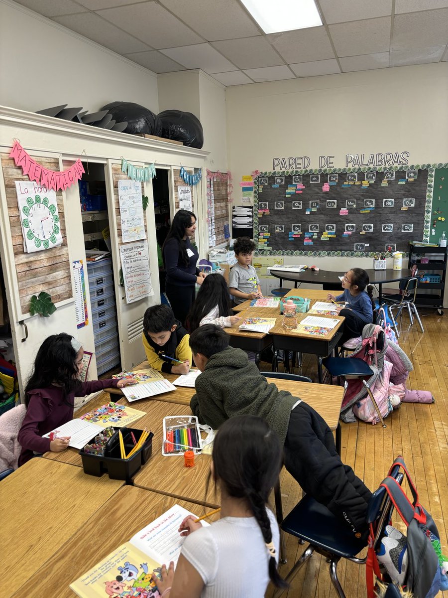 Great visit with our student-athlete leaders to East End School reading to 2nd Grade classes! ⁦<a href="/secondandseven/">2nd & 7</a>⁩