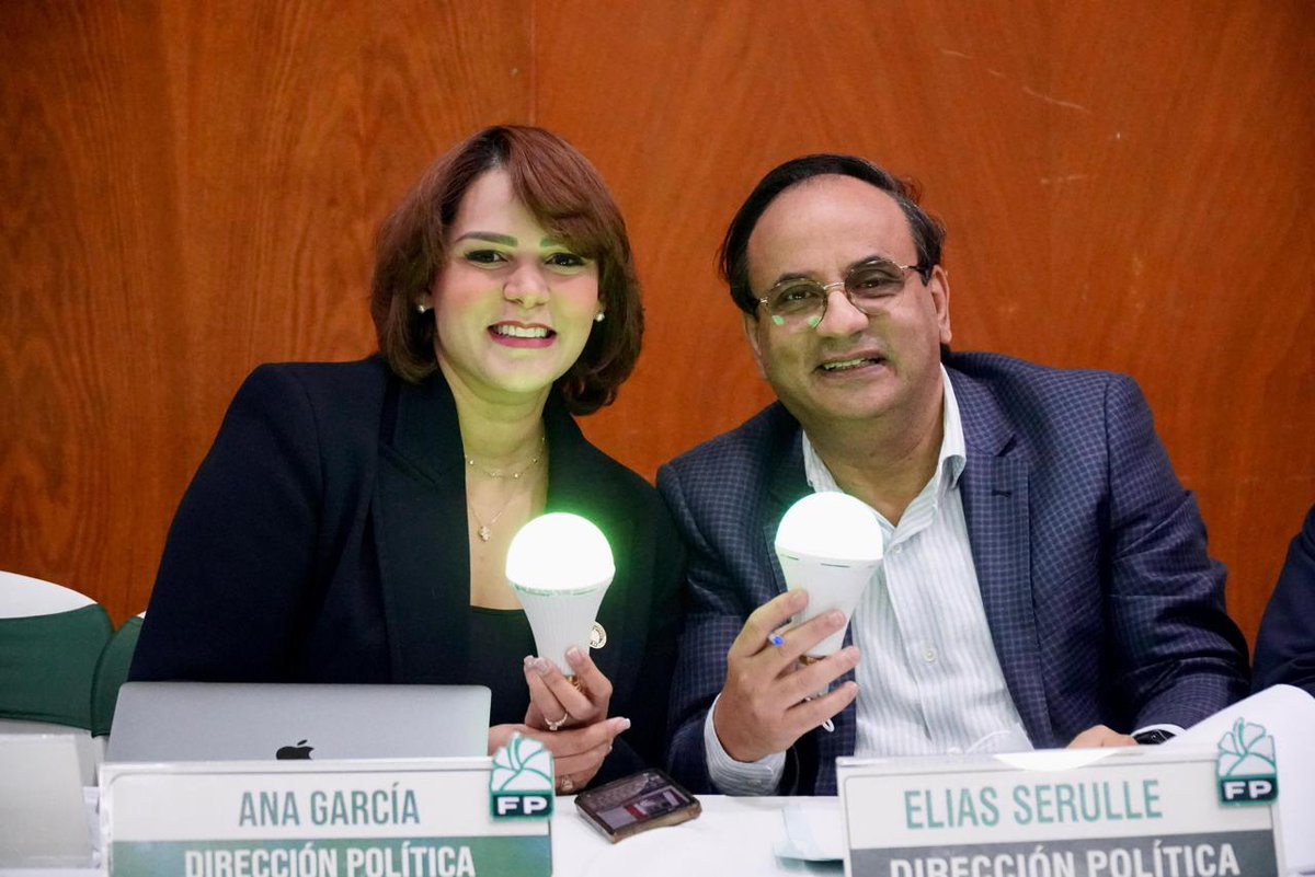 Ngeneracionfp's tweet photo. LA LUZ DE LA ESPERANZA 💚 💡🦁

Ayer durante la reunión de la Dirección Política nuestra Coordinadora Nacional del Primer Voto @AnaGcaba mostró esta iniciativa de la LUZ DE LA ESPERANZA como señal de que falta poco para que el pueblo dominicano retome el camino del progreso. https://t.co/jLY12mDYGK
