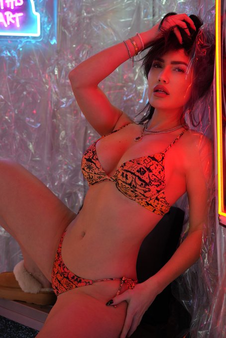 Serious OR smiling? 👸🏻 https://t.co/SeWJWHfP8F https://t.co/mySyCpwwyh