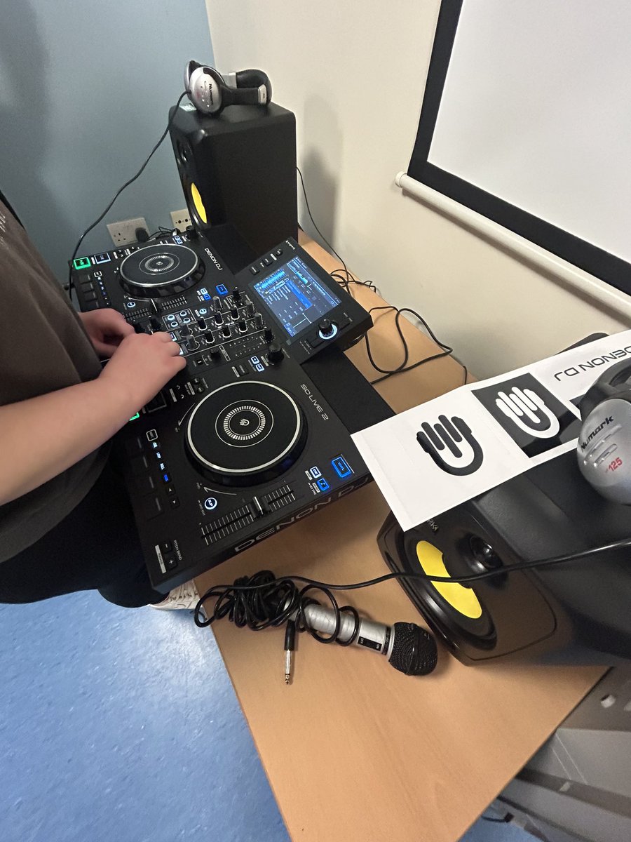 A very musical afternoon on the ward! Karaoke followed by learning how to DJ! 💿