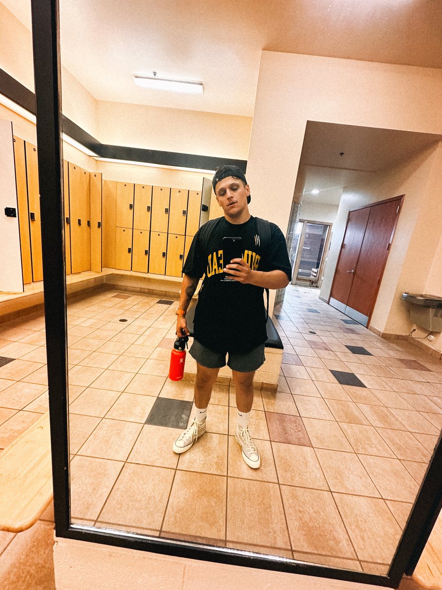 coderojo's tweet photo. Hi my name is coderojo ❤️

- Lifelong gamer / athlete
- Ran a sub 6 min mile once
- Invited to Europe as a kid but too poor⚽️
- Grew up in a trailer park, now we here. 

I come from nothing, but I’m willing to do everything to get to the next level 💪🏽

DMs always open for advice 📩
