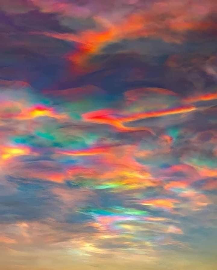 It’s not a painting, and it hasn’t been photoshopped either! These are polar stratospheric clouds over #Iceland. In Icelandic, polar stratospheric clouds are called glitsky, which roughly translates to “glitter cloud.” What makes them so unique to witness is that they can be…