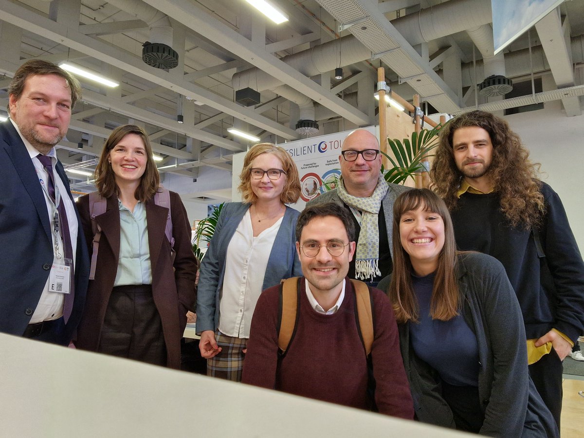 Nach einem erfolgreichen Gespräch über die  Implementierung des DKT mit der Tourismusberatung mascontour zusammen mit <a href="/PIK_Klima/">Potsdam-Institut für Klimafolgenforschung PIK</a>. In der #sustainability lounge der #ITBBerlin2024 kommen Ideen richtig in Fahrt!