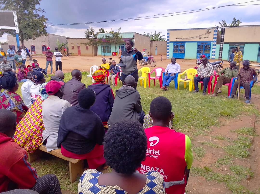 RilimaBugesera's tweet image. Umunyamabanga nshingwabikorwa w'akagari ka #Kabeza mu murenge wa @RilimaBugesera mu nteko rusange z'abaturage ati: nimuze tujye inama icyateza akagari kacu imbere.
Abaturage nabo bati twiyemeje kunoza imihembere y'irindo ry'umwuga, igihembwe cy'ihinga no kwizigamira muri Ejoheza.