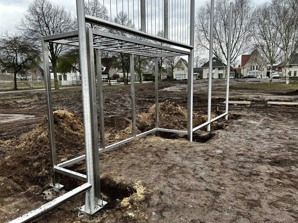 PerryVermeulen's tweet photo. Sander was nog nooit zo blij. Nieuwe voetbalveld op kunstgras blijkt pal voor ons huis te komen!!! Hier is hard gewerkt vandaag 💪 #helmond #brouwhuis https://t.co/NLcKW6ecNy