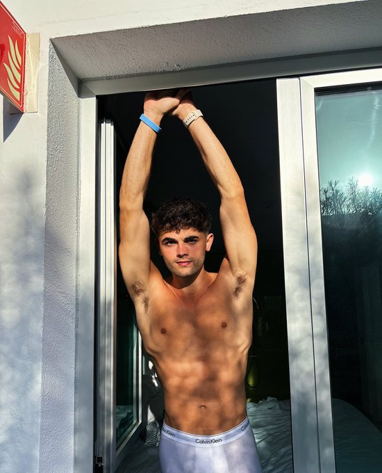 Since Instagrams down and everyone&rsquo;s here.. hey 👋🏻 (say it back) https://t.co/xGcMCj8xcI