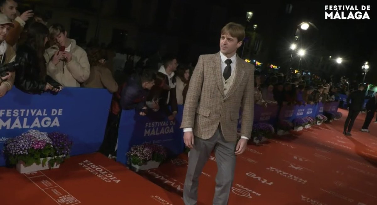 On the red carpet at the Grand Premiere for the new primetime TV-series OPERACION BARRIO INGLES, at the Festival de Malaga! 

Watch the full video here: youtu.be/0KxjLAwWyHY?si… 

#festivaldemalaga #operacionbarrioingles #actor #antonzwijsen #cast #casting @emocionamedia <a href="/rtve/">RTVE</a>