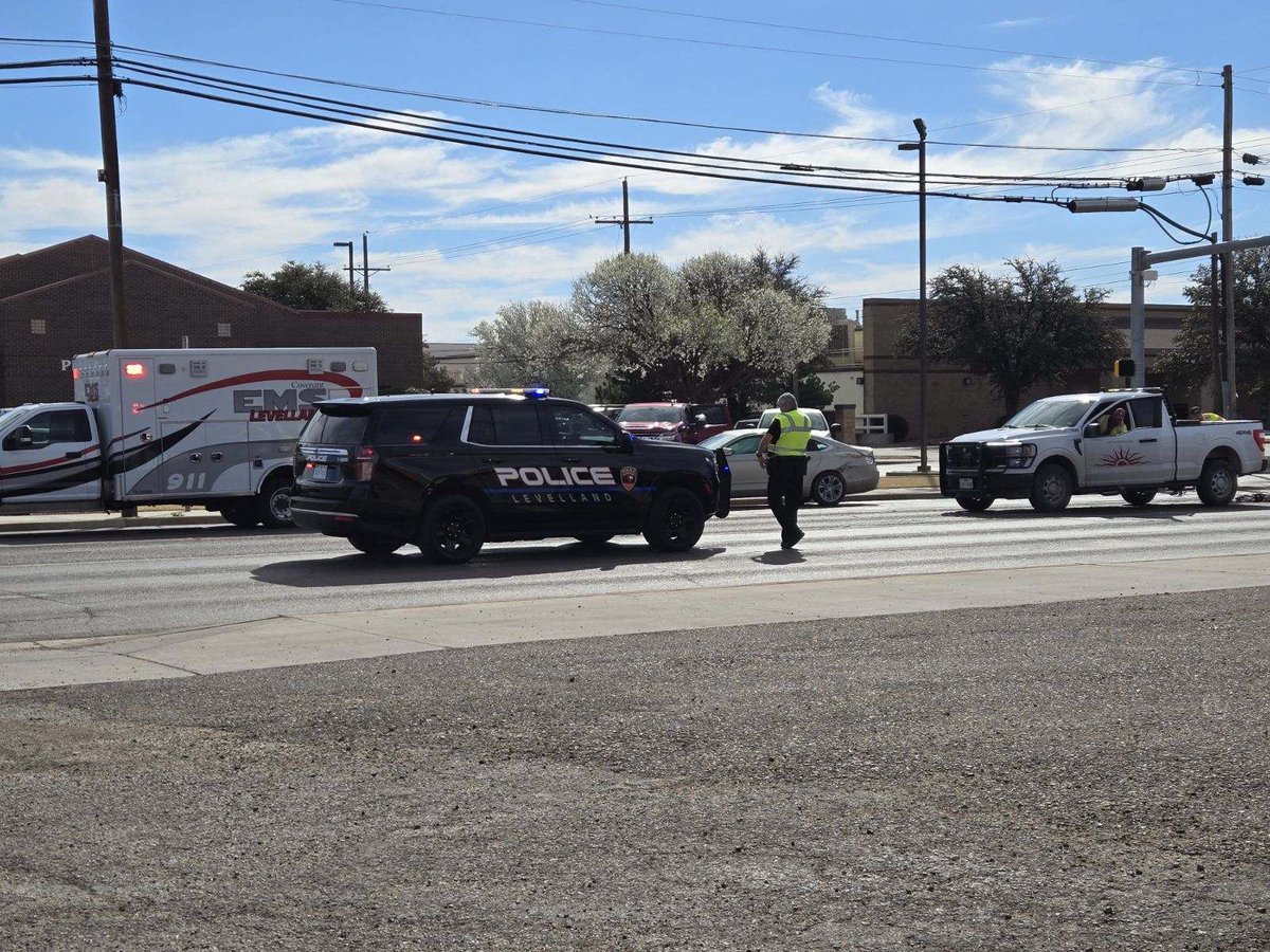 #KLVTBreakingNews A traffic accident is under investigation on South College Avenue near the intersections of 4th and Pecan in Levelland.  Traffic northbound is closed and southbound traffic is one lane only.  Levelland PD and Levelland EMS is on scene.