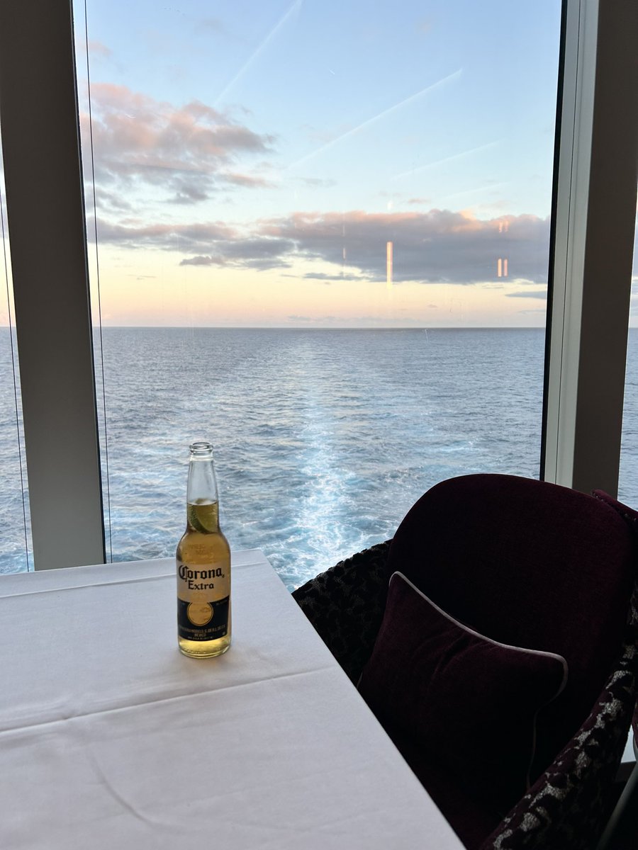NealHusseyUK's tweet image. Find me a better spot for a pre-dinner beer. @PrincessCruises #SunPrincess #HereComesTheSun
