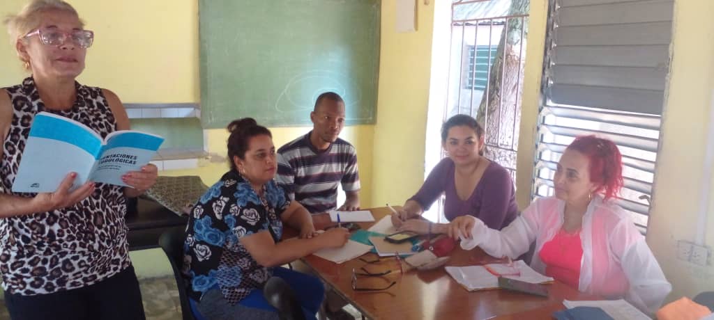 En el día de hoy se desarrolla la preparación metodológica concentrada de la asignatura de Matemática, dónde de forma integrada los docentes de las secundarias básicas y preuniversitario, participan en el taller metodológico "La clase en el laboratorio"
#TrabajoenRed
