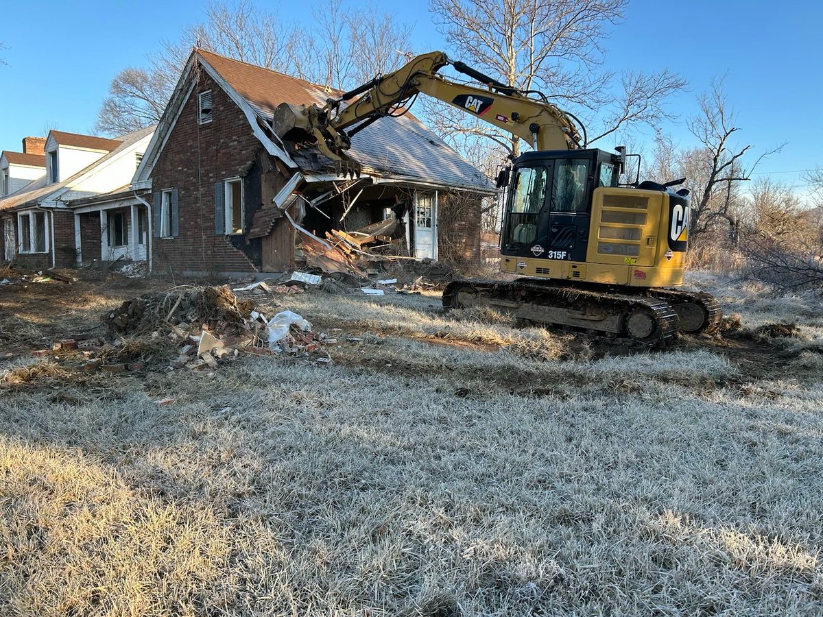 SynthicaEnergy's tweet image. Demolition has begun at the site of our new Lebanon Junction, Kentucky facility, about 30 miles south of #Louisville! We&apos;re full speed ahead for a groundbreaking later this year. #digester #RNG #futurehome