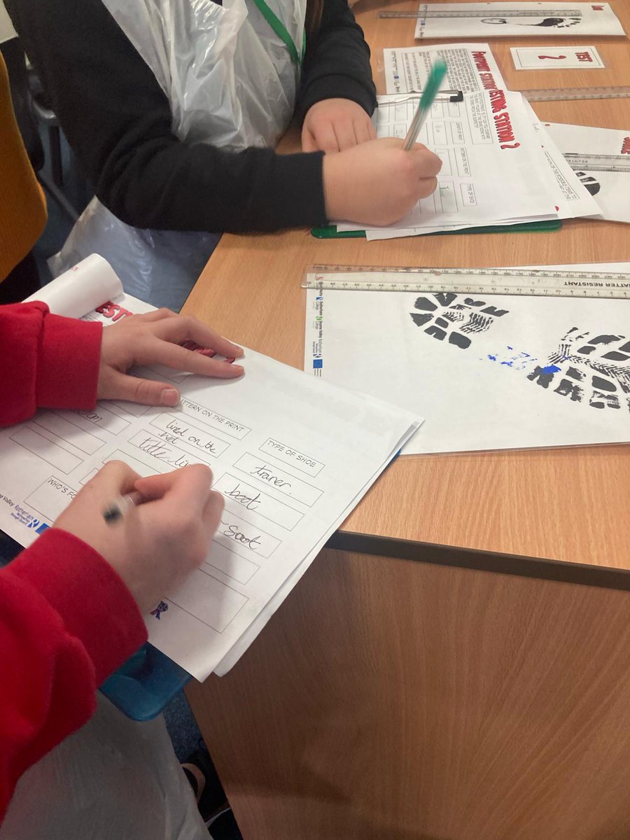 Rotherhamcreat2's tweet image. It has been all about Science today for our Family Learning @BrinsworthManor Children and families used a range of techniques to solve a crime. Finger print investigation, chromatography, ransom note deciphering (invisible ink) and footprint identification and more. #fabscience