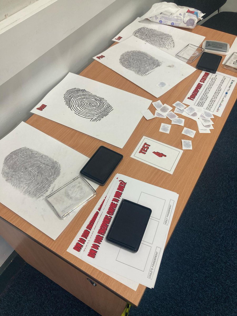 Rotherhamcreat2's tweet image. It has been all about Science today for our Family Learning @BrinsworthManor Children and families used a range of techniques to solve a crime. Finger print investigation, chromatography, ransom note deciphering (invisible ink) and footprint identification and more. #fabscience