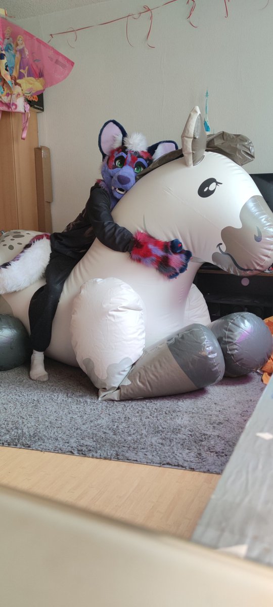 Squeaky rides 🥰 🐴: @PuffyPawsToys 🧵🪡: @CamodileCroc #inflafur #furry #pooltoy