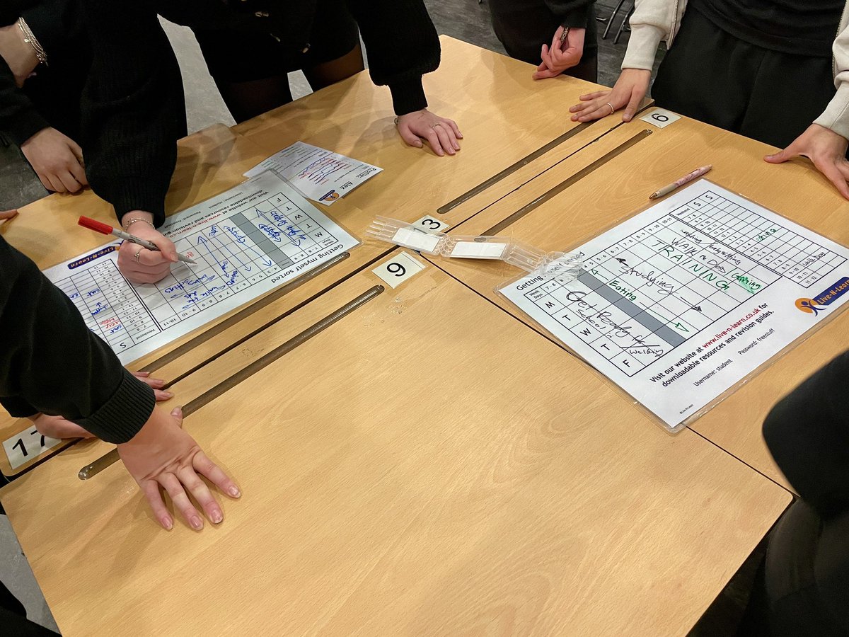 PortyAcad's tweet image. Great to have Ian from @livenlearnuk in to lead workshops with our S4s on mindset for exams / study skills. Practical activities and key messages to take away over the next few weeks to help manage their time, motivation and aspiration. Thank you! #ReadyForLearning #ProudOfPorty