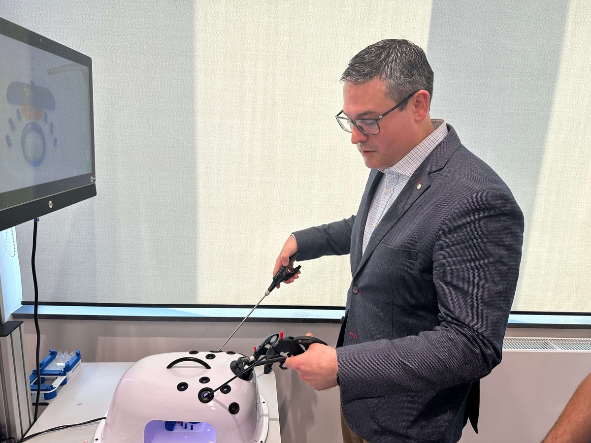 GoValladolid's tweet image. #GoValladolid #noticias el GIR @UVa_es investigación de Telemedicina y eSalud de @ETSIT_UVa desarrolla el proyecto @DietingLab
Objetivo: reducir la distancia entre los estudiantes de Nutrición y el mundo laboral,a través de un paciente virtual basado en IA
virtual-patient.edietinglab.eu