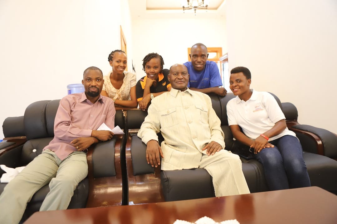 BmbcBi's tweet image. #BMBChomesTenga : Nos premiers clients de la #diaspora ont commencé à déménager dans les maisons que @BmbcBi leur a construites.
La photo ci-dessous illustre les employés de #BMBC qui avaient rendu visite un de nos clients.
 @RT_Isanganiro @RTNBurundi
@EjohezaNews @indundimag