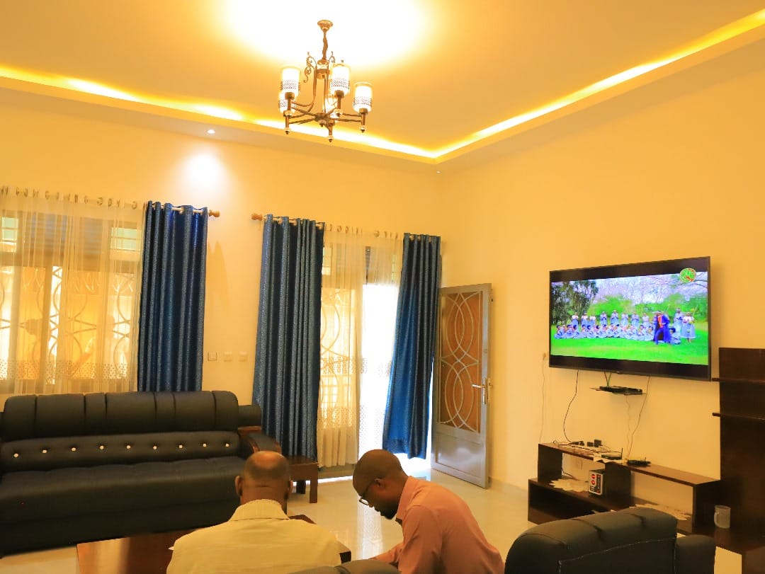 BmbcBi's tweet image. #BMBChomesTenga : Nos premiers clients de la #diaspora ont commencé à déménager dans les maisons que @BmbcBi leur a construites.
La photo ci-dessous illustre les employés de #BMBC qui avaient rendu visite un de nos clients.
 @RT_Isanganiro @RTNBurundi
@EjohezaNews @indundimag