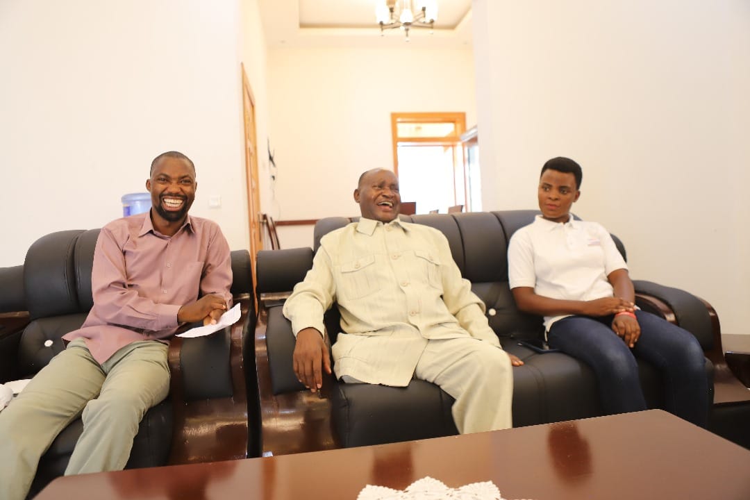 BmbcBi's tweet image. #BMBChomesTenga : Nos premiers clients de la #diaspora ont commencé à déménager dans les maisons que @BmbcBi leur a construites.
La photo ci-dessous illustre les employés de #BMBC qui avaient rendu visite un de nos clients.
 @RT_Isanganiro @RTNBurundi
@EjohezaNews @indundimag