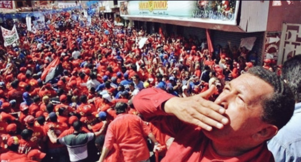rmenendezp's tweet photo. Hay cosas que hacen una nación.Que la sacan del traspatio de los imperios.Que dan cohesión indestructible,y pasamos de montoneras a Pueblo.Que bajan mágicamente a Bolívar de las estatuas,donde el pueblo indestructible se envalentona.Donde se gritaCHÁVEZ y el futuro es una certeza https://t.co/2QMab2UIUL