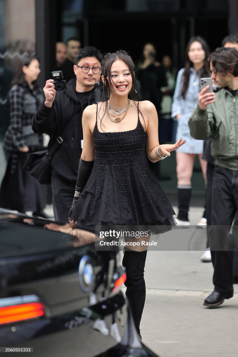 jenniedebuts's tweet photo. That gummy smile 🥹

CHANEL ICON JENNIE
#JENNIExChanelFW24
#ParisFashionWeek @CHANEL https://t.co/wrLOCntErT