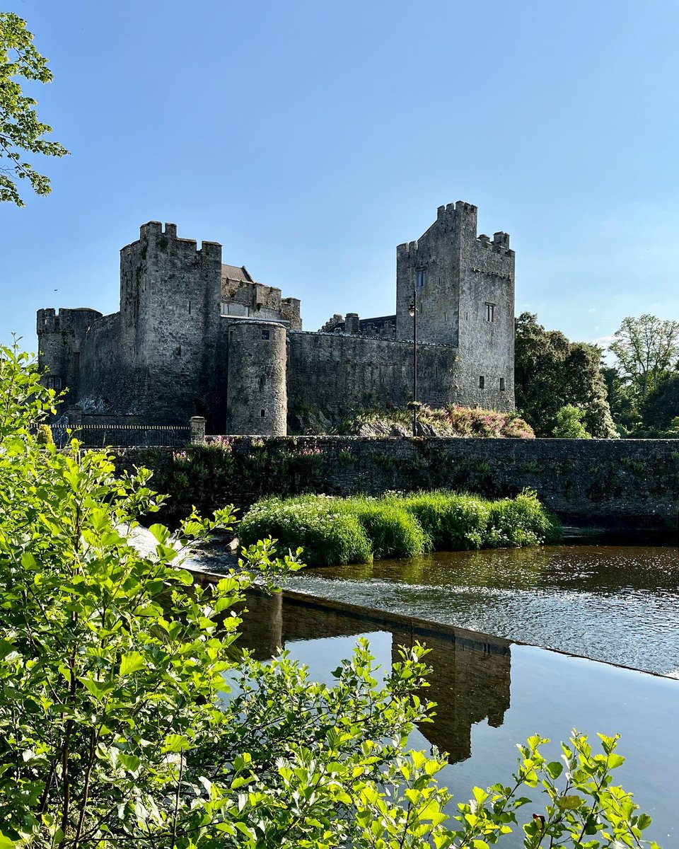 Dive into history this spring with a trip to #CahirCastle! 🏰 Standing proud, this impressive castle has witnessed many sieges and battles throughout the centuries! Discover more! 👉 bit.ly/3V3q7ct 📸 tipperarylens [IG] #KeepDiscovering #IrelandsAncientEast