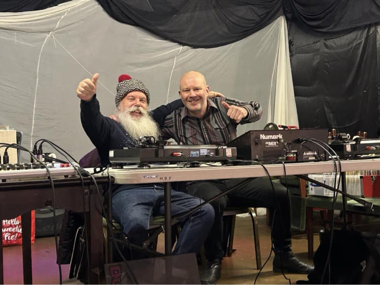 48 hours ago at Moseley Record Fair, two men played non-stop 7" singles (vinyl, yeah?) for FOUR HOURS!! And it was great fun. 😁
Top marks once again for <a href="/jmsmith1970/">James Smith</a> &amp; <a href="/PvtWiddle/">Stef Work</a>! 🥰🏆🏆