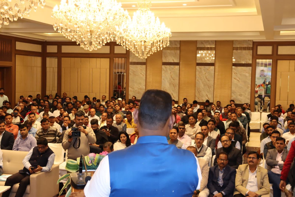 BhoktaSatyanand's tweet photo. आज राँची स्थित चाणक्या बी.एन.आर. होटल में श्रम नियोजन,प्रशिक्षण एवं कौशल विकास विभाग तथा उद्योग विभाग की ओर से आयोजित "कार्यशाला" में शामिल हुए और कार्यक्रम का दीप प्रज्वलित कर विधिवत शुभारंभ किया। 

कार्यशाला में झारखंड राज्य के निजी क्षेत्र में स्थानीय उम्मीदवारों का नियोजन अधिनियम 2021 एवं नियमावली 2022 तथा एप्रेंटिसेस ए��्ट 1961 को सख्ती से लागू करने पर विचार विमर्श किया गया।

इस दौरान पदाधिकारियों को विभिन्न दिशा निर्देश दिए एवं इस कार्यशाला के दौरान सैकड़ों प्रशिक्षित युवा युवतियों को विभिन्न निजी संस्थानों के ऑफर लेटर और प्रशस्ति पत्र प्रदान किया।

#satyanandbhokta #JharkhandNews #Jharkhand #chatra #ChampaiSoren #Ranchi #LabourMinistry