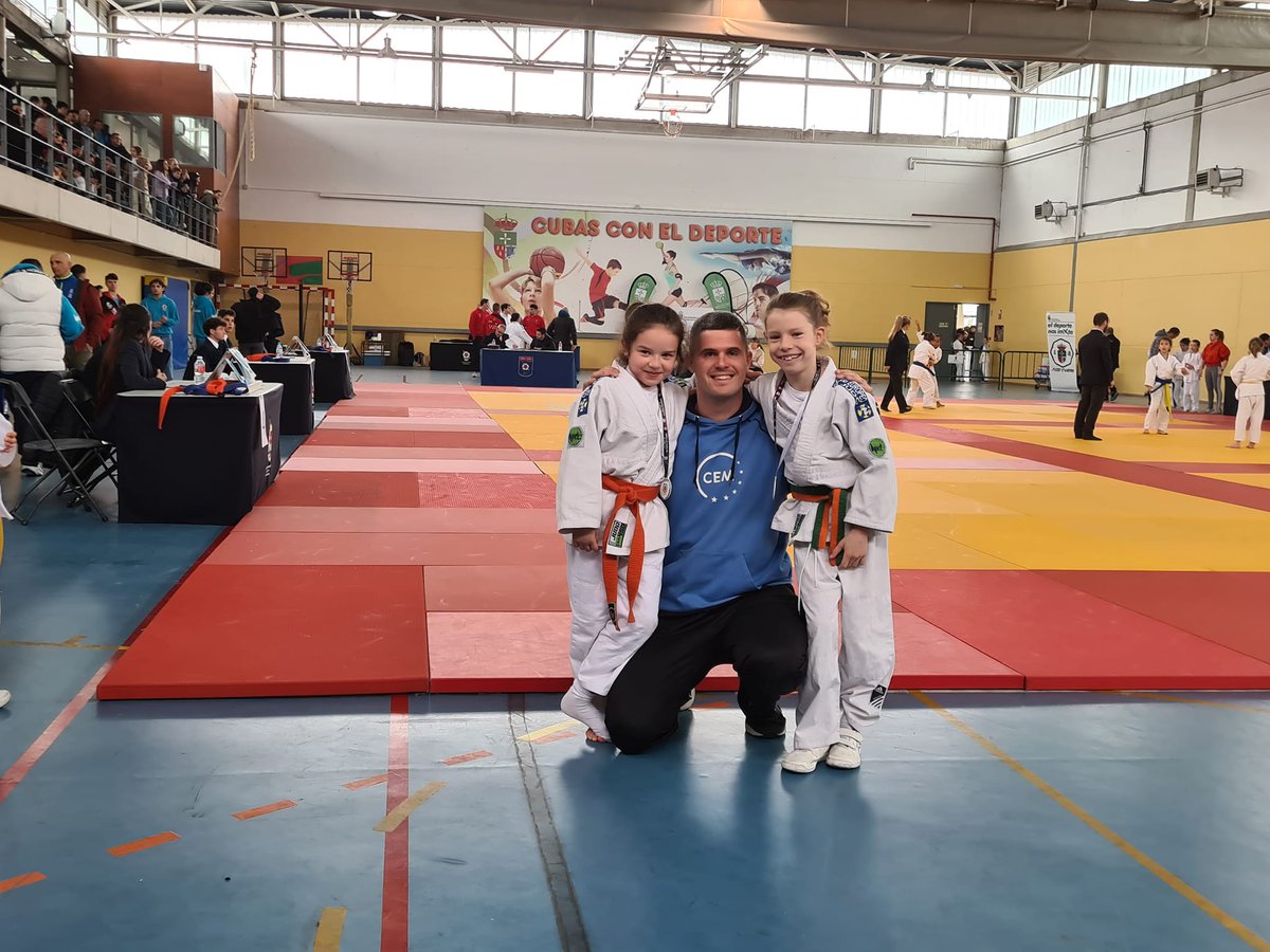 ¡El Club de Judo sigue imparable! El pasado sábado tuvo lugar el campeonato zonal de Madrid y nuestros 13 judokas de 1º a 4º de EP consiguieron la friolera de 13 medallas. 💙🏅¡Muchas felicidades a los chicos y a Dani Fernandez, su entrenador, por el compromiso y dedicación!