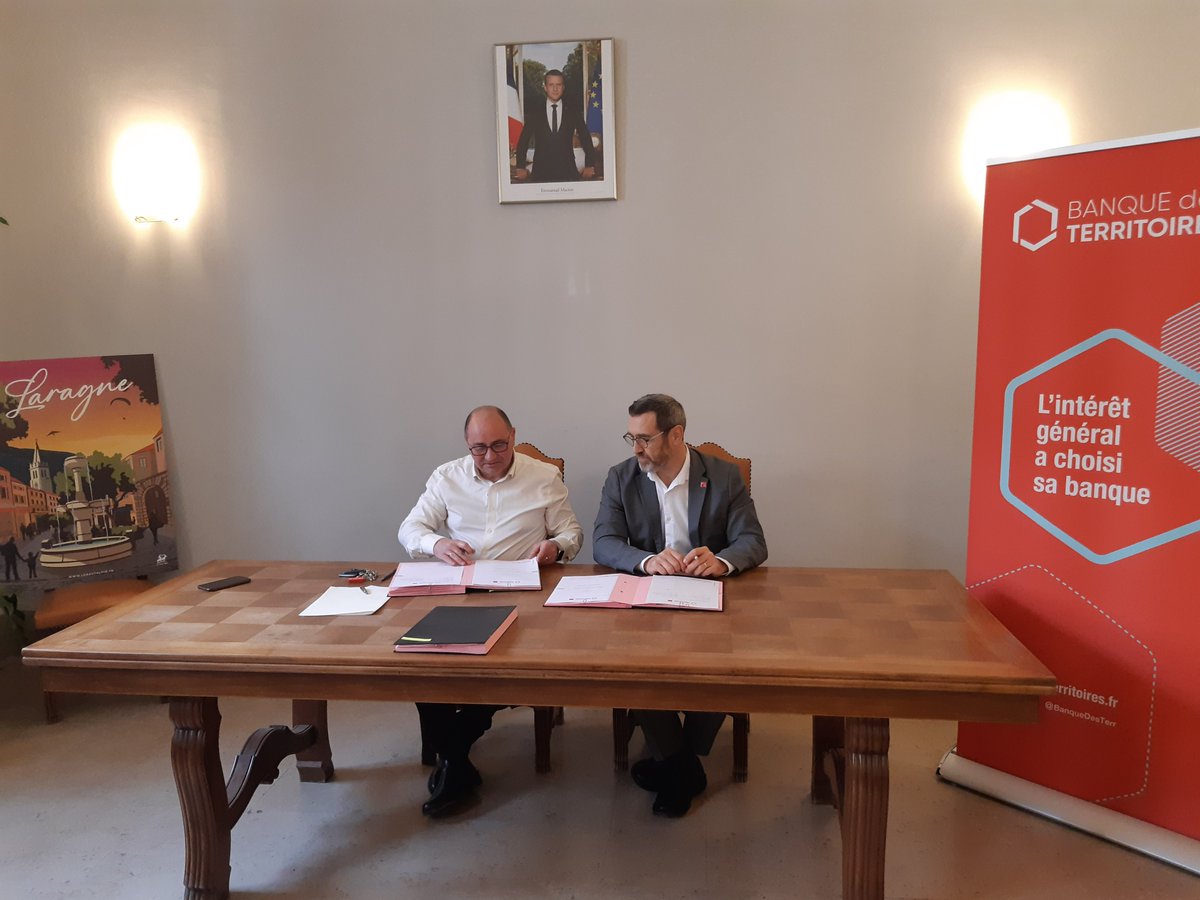 ✍️avec Jean-Marc Duprat, Maire de Laragne_Montéglin La @Bdt_Paca accompagne la ville de  #Laragnemonteglin pour financer des  projets d’équipements publics, culturels et de santé nécessaires à l’attractivité du territoire et au bien vivre de ses habitants👋