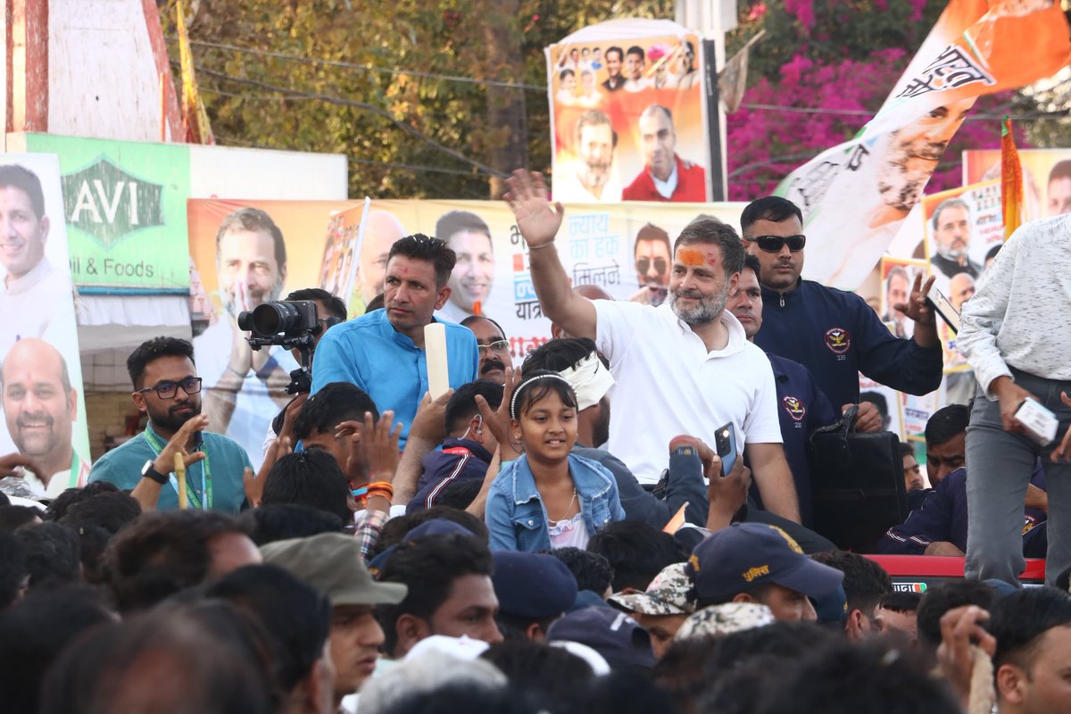 INCMP's tweet photo. उज्जैन में जनता के बीच जननायक राहुल गांधी जी।

अन्याय के खिलाफ, 
न्याय का युद्ध जारी है।

#BharatJodoNyayYatra https://t.co/kaqfcquoxi