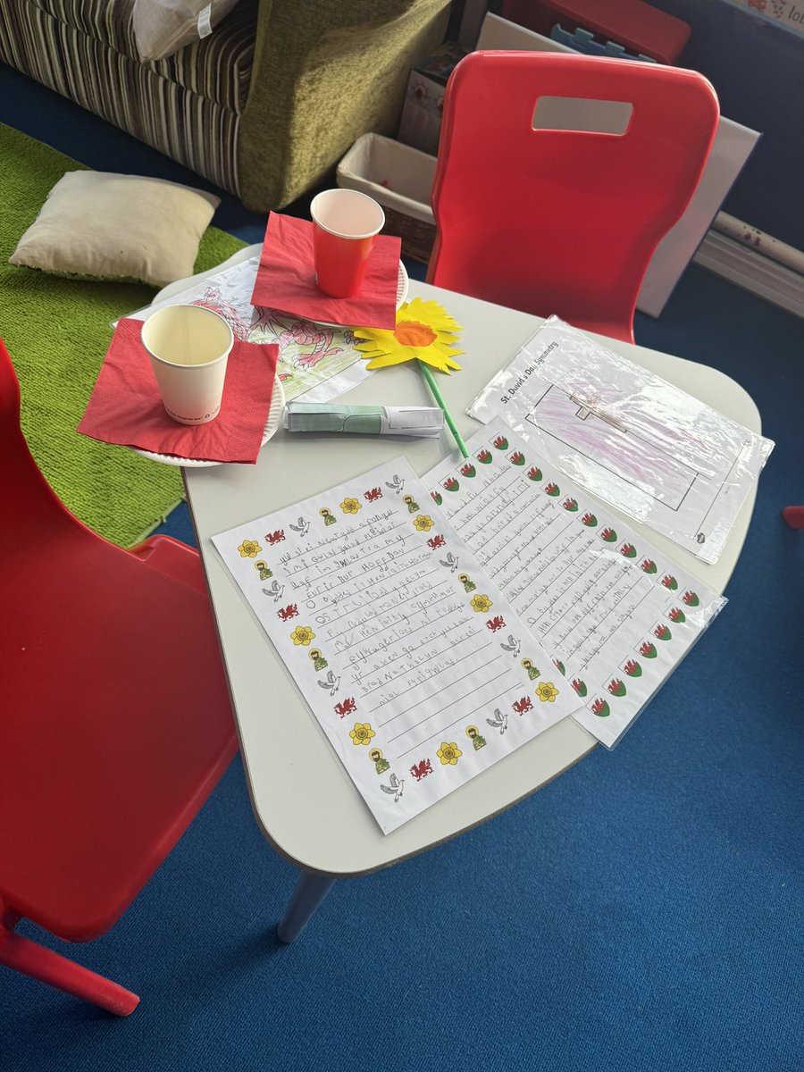 MissPearce22's tweet photo. SRB all set for our parent event this afternoon to celebrate St David’s Day! 🏴󠁧󠁢󠁷󠁬󠁳󠁿🐉 https://t.co/sYXuyTd8FD