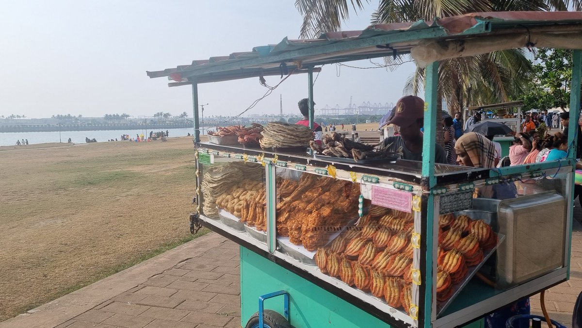 Amaliniii's tweet photo. On Feb 5th, Ports Authority officials told the Galle Face isso vadai vendors they couldn't operate their carts along the seafront anymore. They say it's gotten crowded with unauthorised vendors but vendors with passes who have sold there for decades are also blocked. (1/6) #lka https://t.co/rdkTNNy9f1