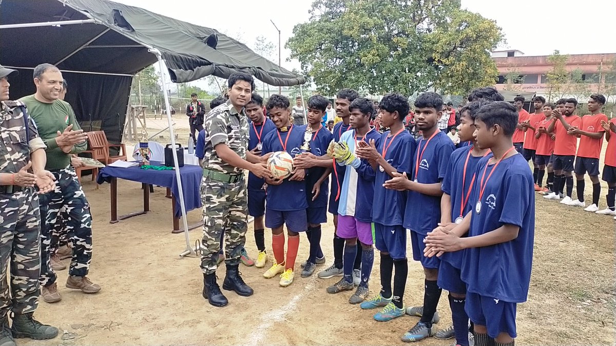 35bnSsb's tweet image. श्री मनोरंजन कुमार पाण्डेय, कमांडेंट @35bnSsb के निर्देशानुसार “ए” समवाय थानसिंहडीह के कार्यक्षेत्र में #CivicActionProgramme के तहत फुटबॉल प्रतियोगिता का आयोजन श्री अभिनव कुमार, सहायक कमांडेंट के अगुवाई में किया गया I
@SSB_INDIA  @ssbpatna  @ShqGaya