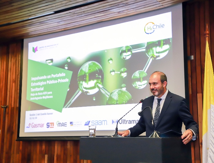 ucatolica's tweet photo. #RolPúblicoUC Con representantes del mundo público, privado, académico y gran participación de la #UC👏. Se desarrollo el primer comité asesor para impulsar el desarrollo del #HidrógenoVerde en 🇨🇱, en el @CentroinnovaUC: https://t.co/MRYYv0nVMg https://t.co/JXHxxOi2fe