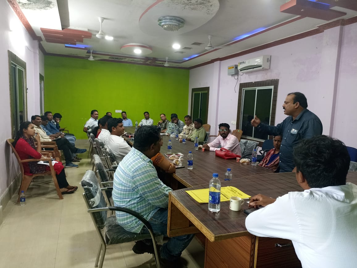 Bdokarlamunda's tweet photo. Celebration of PanchayatiRaj and Lokseva Divas at Karlamunda Panchayat Samiti in presence of Chairperson, Vice chairman, BDO, Ps member, Sarapanch. @CMO_Odisha @DmKalahandi @ZPKalahandi @PRDeptOdisha @IPR_Odisha @MoSarkar5T.
#prdivas
#BijuBabuThePrideOfOdisha https://t.co/YqE7VlxIPt