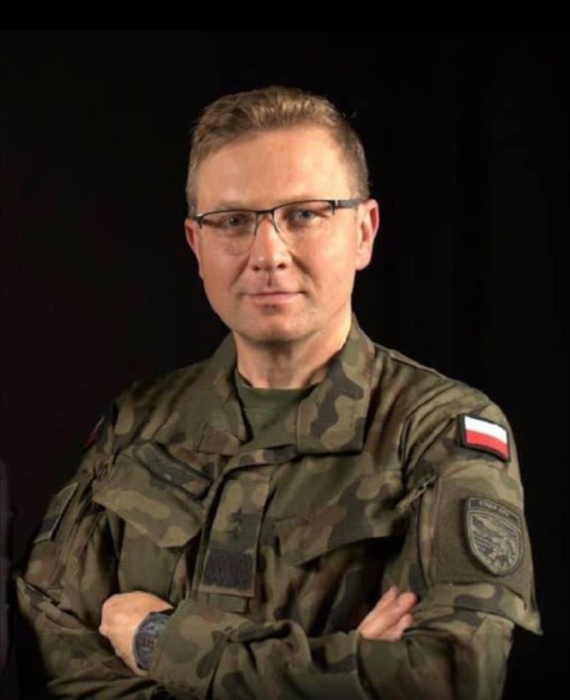 Taka jest nasza siła!!! Polska 🇵🇱 znalazła się właśnie na szczycie rankingu National Cyber Security Index‼️ Nasze cyfrowe wojsko kierowane przez tego człowieka jest numerem jeden spośród wszystkich 32 krajów w ogóle uwzględnianych w rankingu. Pokonaliśmy m.in.