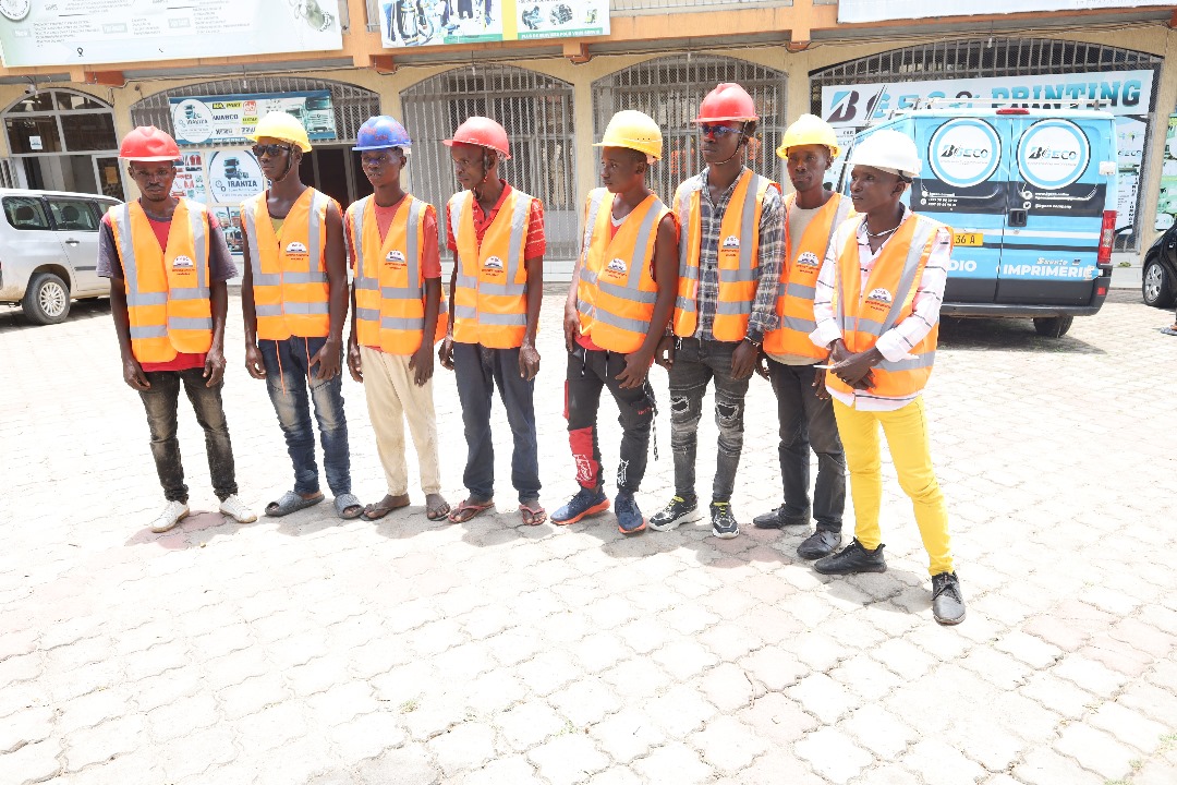 BmbcBi's tweet image. La photo ci-dessous illustre les employés de #BMBC qui voulaient prendre voyage destination à l'intérieur du pays pour exécuter un projet de notre client.

Si vous voulez construire à votre colline natal ,n'hésiter pas à nous contacter.

@RT_Isanganiro @RTNBurundi
 @indundimag